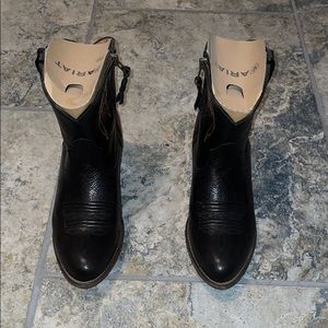 Never been worn before Ariat cow girl boots
